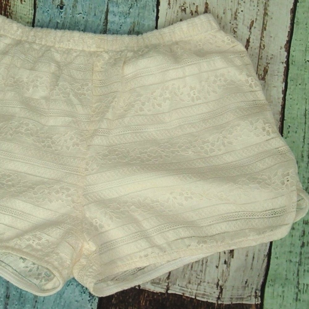 Everly Women's Jrs SHORTS elastic waist Sz M Lace